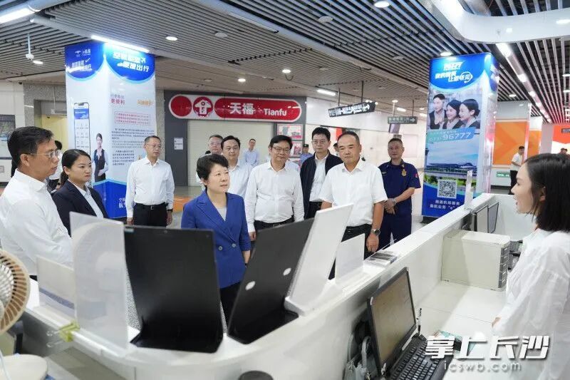 9月30日，省委常委、市委书记吴桂英在五一广场地铁站检查地铁运营安全保障和应急处置工作，了解城市值机区运行情况。