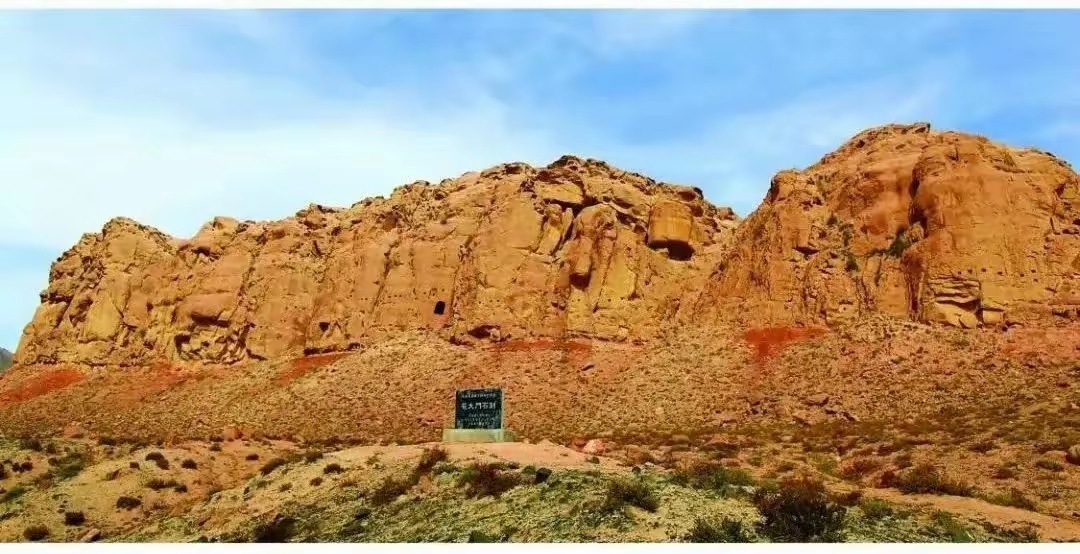御山峡附近花大门山上的石刻和塔龛悬葬遗址所在地