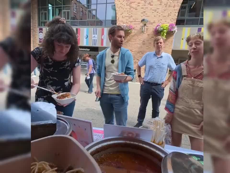 重庆嬢嬢在比利时摆摊｜天天都爆单，这欧元也太好赚了