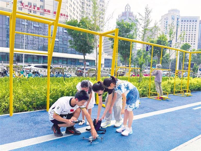 市民在小游园内游玩