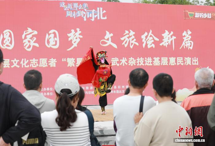 10月2日，杂技演员在河北省沧州铁狮与旧城遗址公园表演杂技。田博 摄