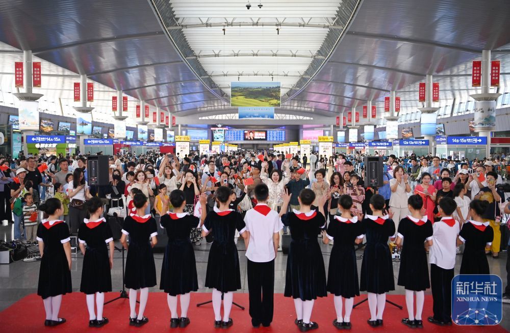 ↑ 10月1日,铁路天津站在候车厅开展歌唱祖国音乐快闪活动。这是天津市少年宫合唱团在表演。新华社记者 李然 摄