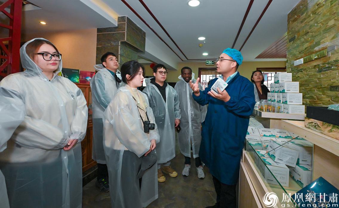 凰家体验官走访崆峒山八宝茶生产企业，深入了解茶文化。
