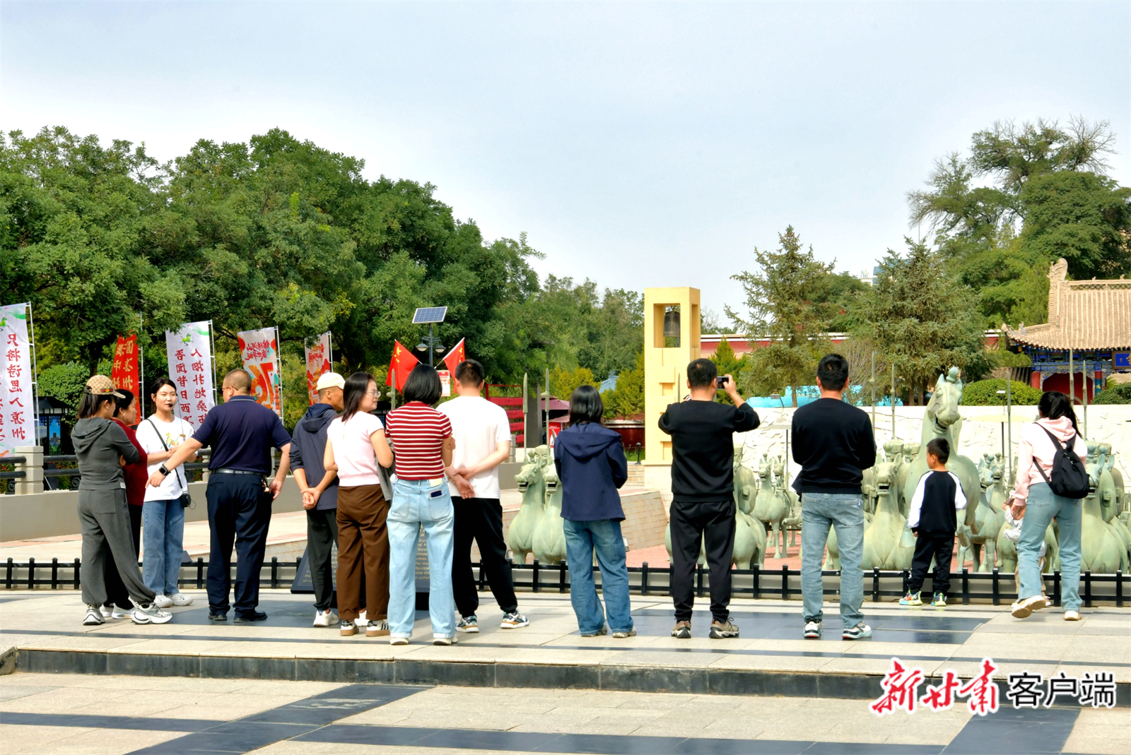 游客在武威雷台景区参观