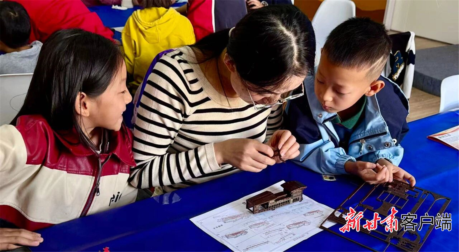 嘉峪关城市博物馆里，孩子们正在和社教老师一起进行红色主题创作。