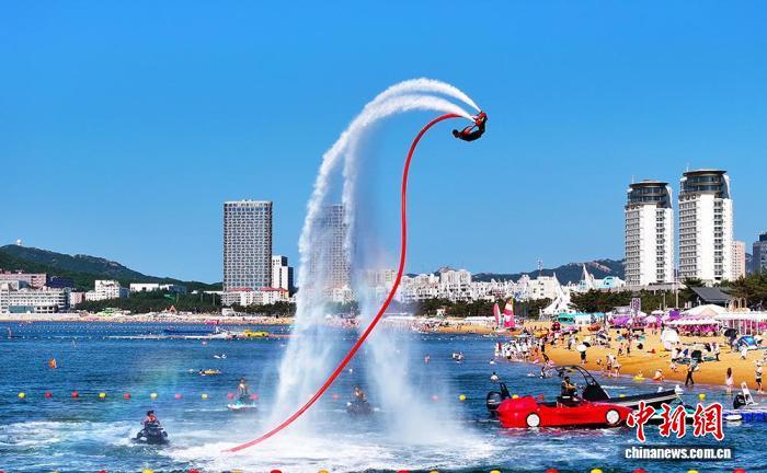 游客在山东威海高新区国际海水浴场,体验水上休闲项目。(资料图)金志成 摄
