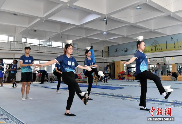 9月25日，外国杂技学员在河北吴桥杂技艺术学校排练厅内练习杂技。　中新网记者 翟羽佳 摄
