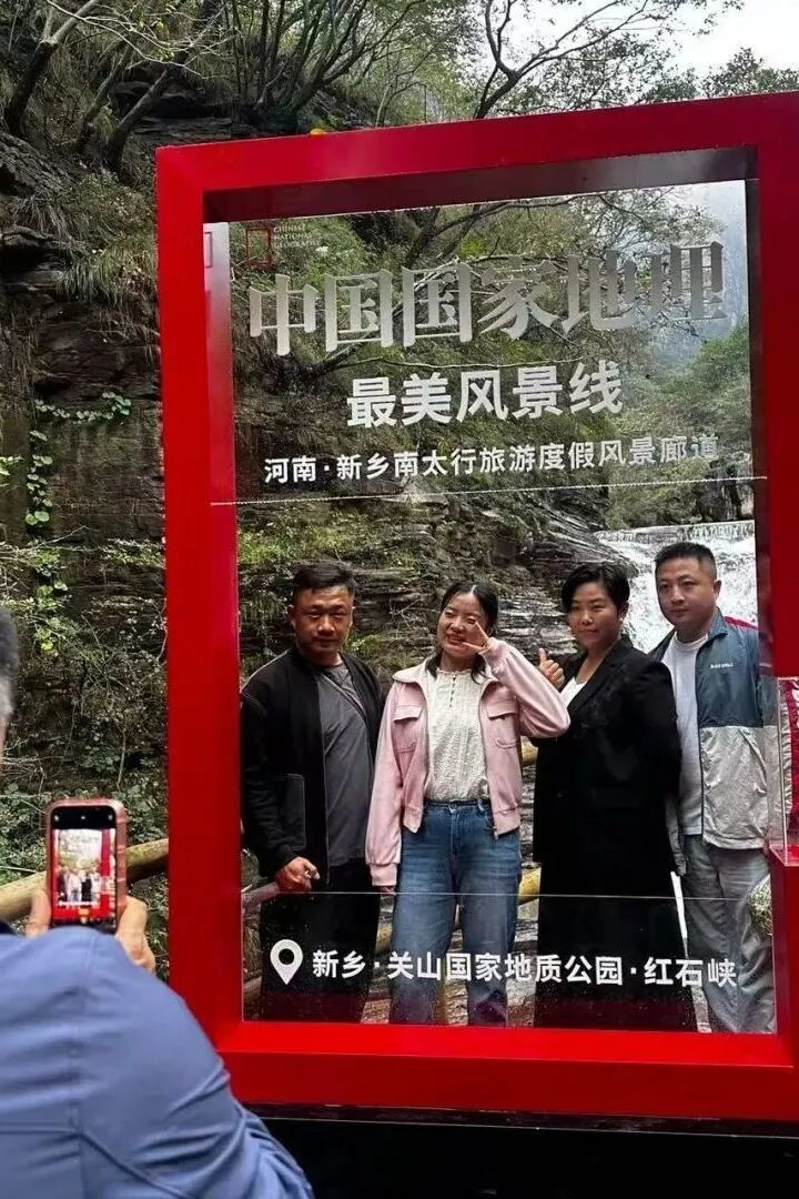 👉 穿越莫奈峡谷画廊——青山翠屏如画，印象派的调色盘在山涧点缀色彩艳丽的花朵，长满青苔的树干上趴着可爱的七星瓢虫，治愈系风景在这一刻把情绪拉满。