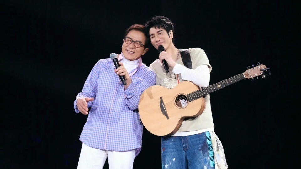 成龙现身王力宏演唱会，唱完《朋友》后相拥在舞台封面图