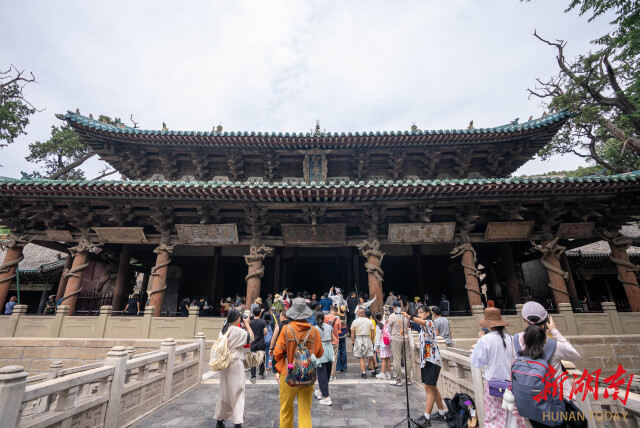 晋祠圣母殿前游人如织。