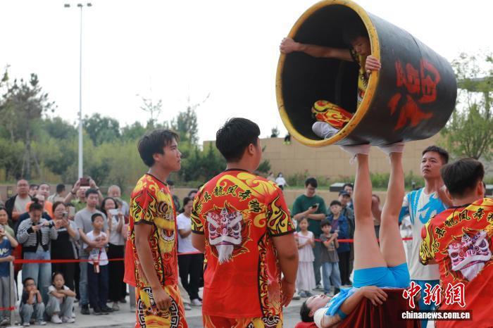 10月2日，杂技演员在河北省沧州铁狮与旧城遗址公园表演杂技。田博 摄
