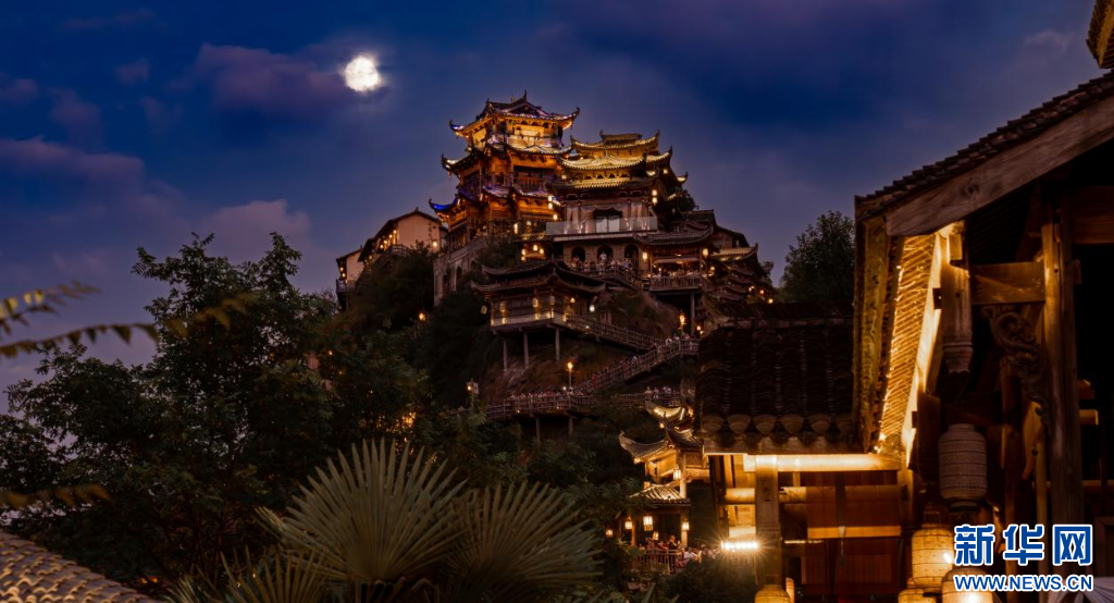 月光映照下的望仙谷景区。新华网发