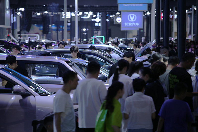 車展現(xiàn)場(chǎng)吸引了眾多市民