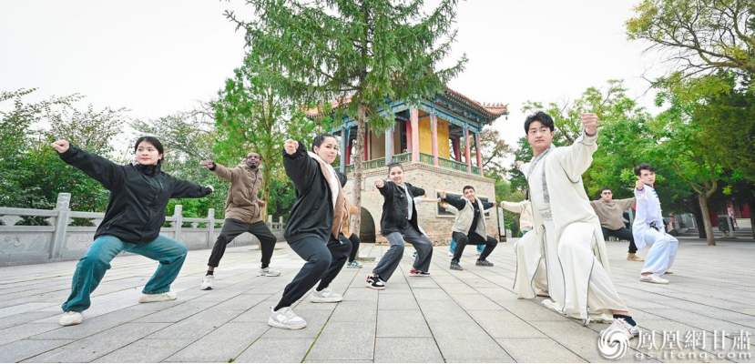 凰家体验官习练崆峒养生拳,感受中华武术魅力。杨艺锴 摄