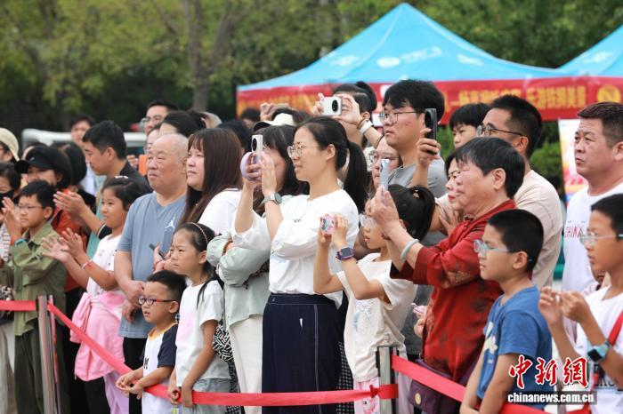 10月2日，在河北省沧州铁狮与旧城遗址公园，精彩的非遗表演让游客大饱眼福。田博 摄
