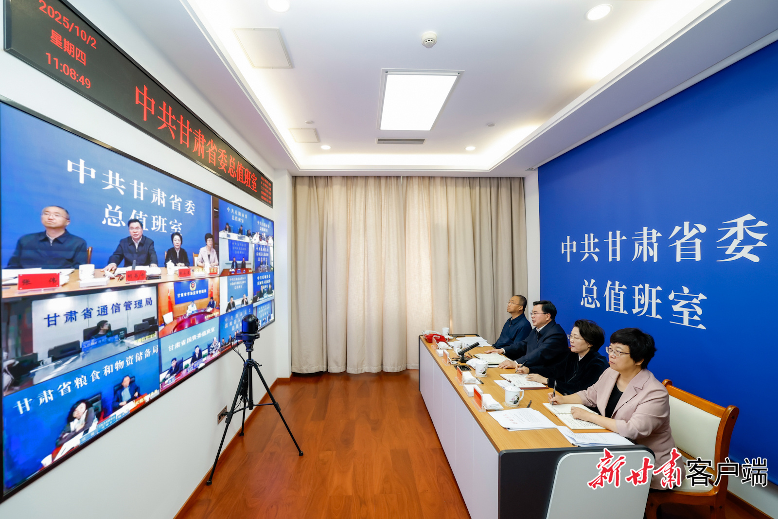 10月2日上午，省委书记、省人大常委会主任胡昌升来到省委总值班室，视频调度国庆、中秋假期全省安全生产、民生保障、值班值守等工作。新甘肃&middot;甘肃日报记者　孟捷