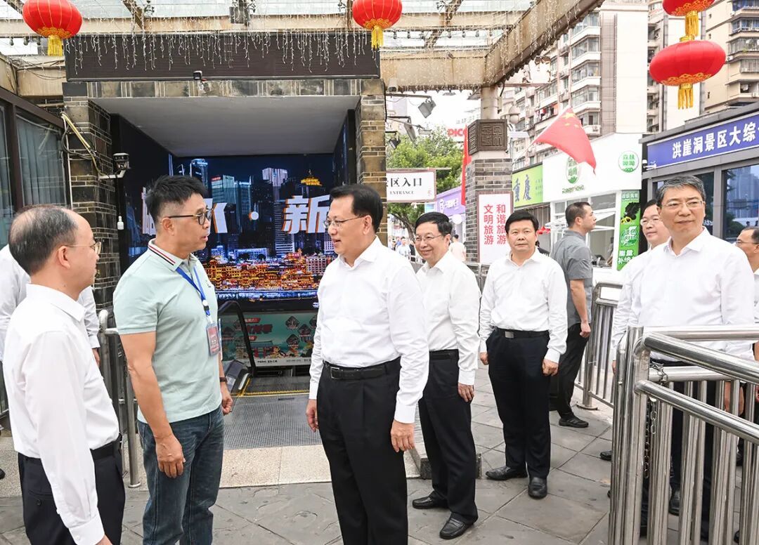 9月30日下午，在洪崖洞民俗风貌区，市委书记袁家军，市委副书记、市长胡衡华检查景区安全运行、旅游服务等工作。记者 苏思 摄/视觉重庆