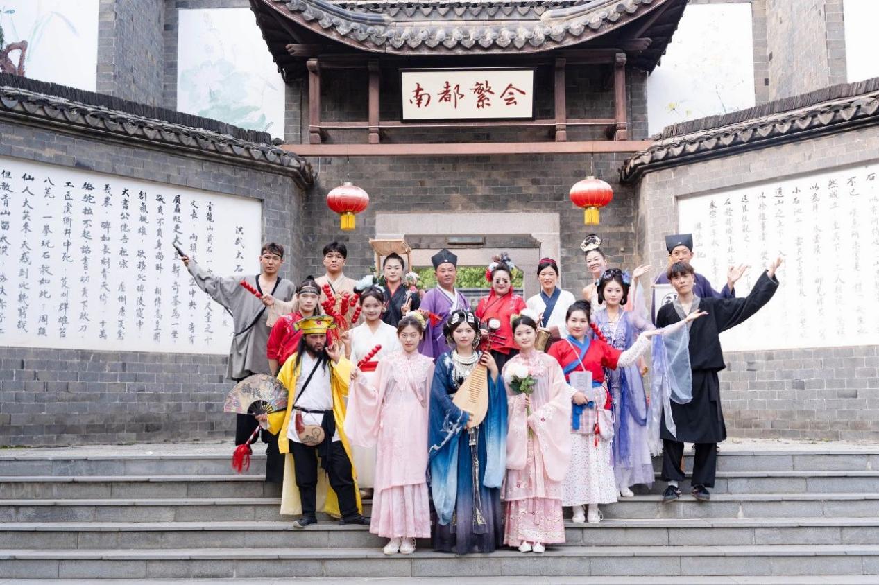 （阳山碑材景区“回明朝，上阳山”）