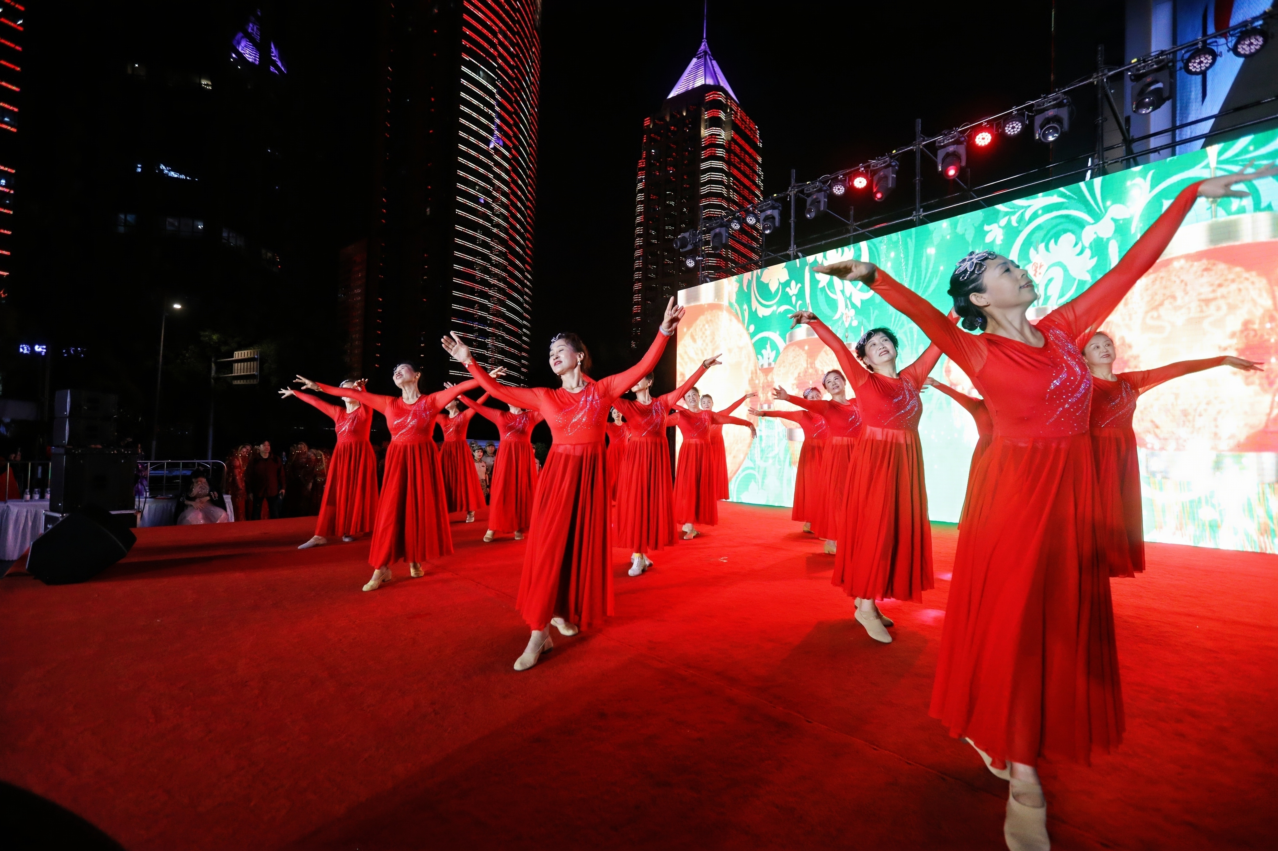 “民星”秀主角，时尚“最潮音”！市南区“全民时尚秀”国庆专场展演燃动GT集地广场