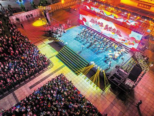 10月1日晚，“锦绣中华·盛世欢歌”国庆主题晚会在唐山南湖·开滦旅游景区上演。本报记者 赵 杰摄