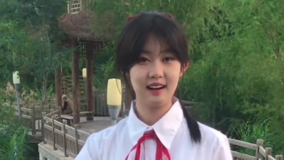 中学生为祖国母亲庆生　声音婉转似百灵鸟