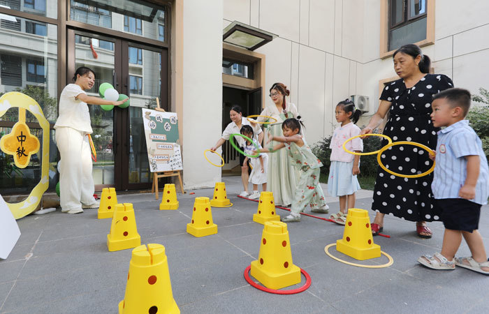 江西东乡：亲子游园迎中秋（图）