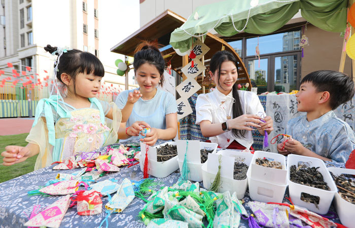 江西东乡：亲子游园迎中秋（图）