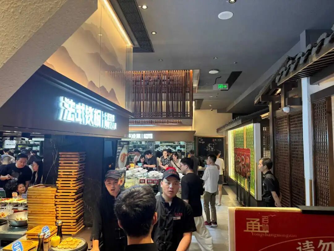 ▲特色餐厅人气红火，等菜需排队。周晖 摄