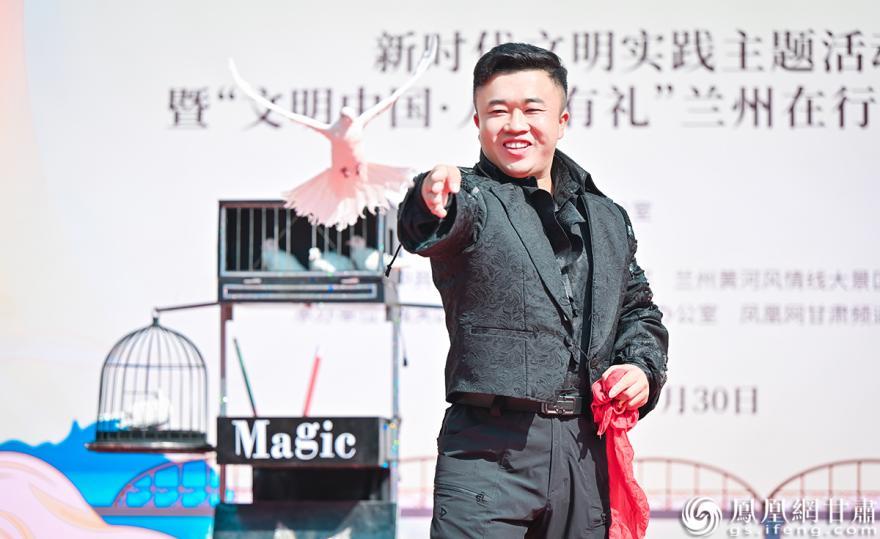 魔术表演为兰州市民带来一场现实与幻境交织的奇妙体验