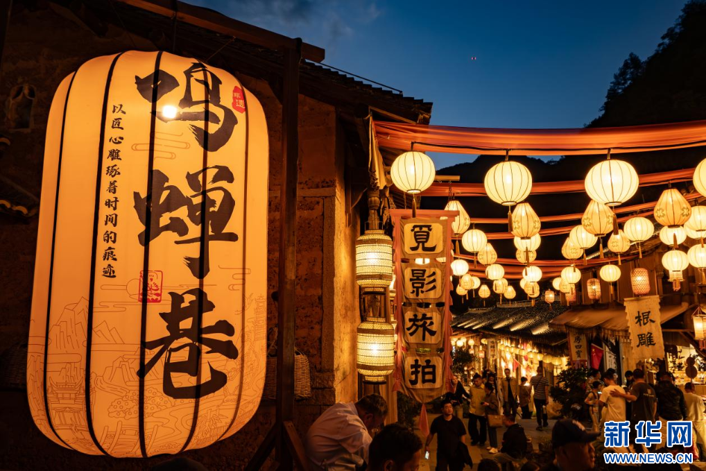 游客们在望仙谷景区游览。新华网发