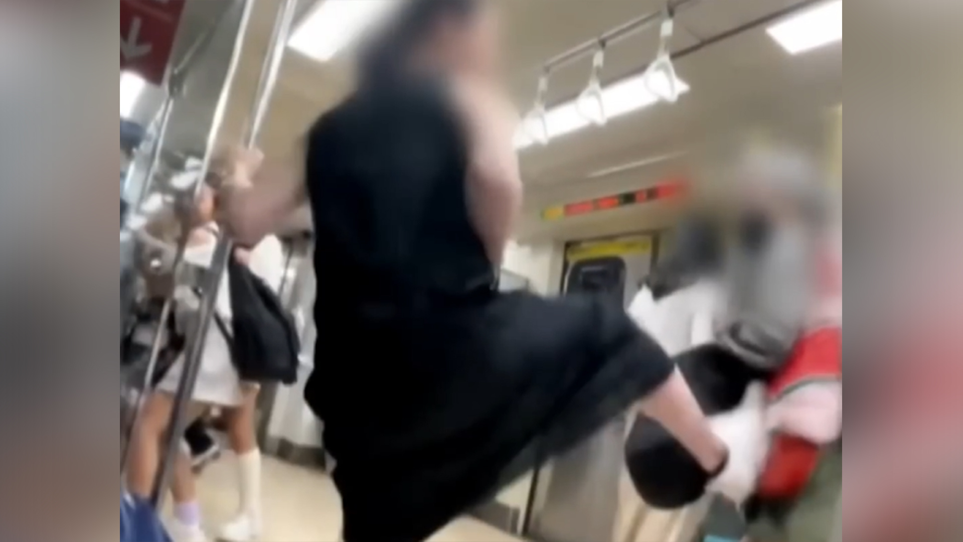 邪恶老奶！台湾73岁老太强行让年轻人让座被踹飞，曝惊人后续：老太竟是通缉犯