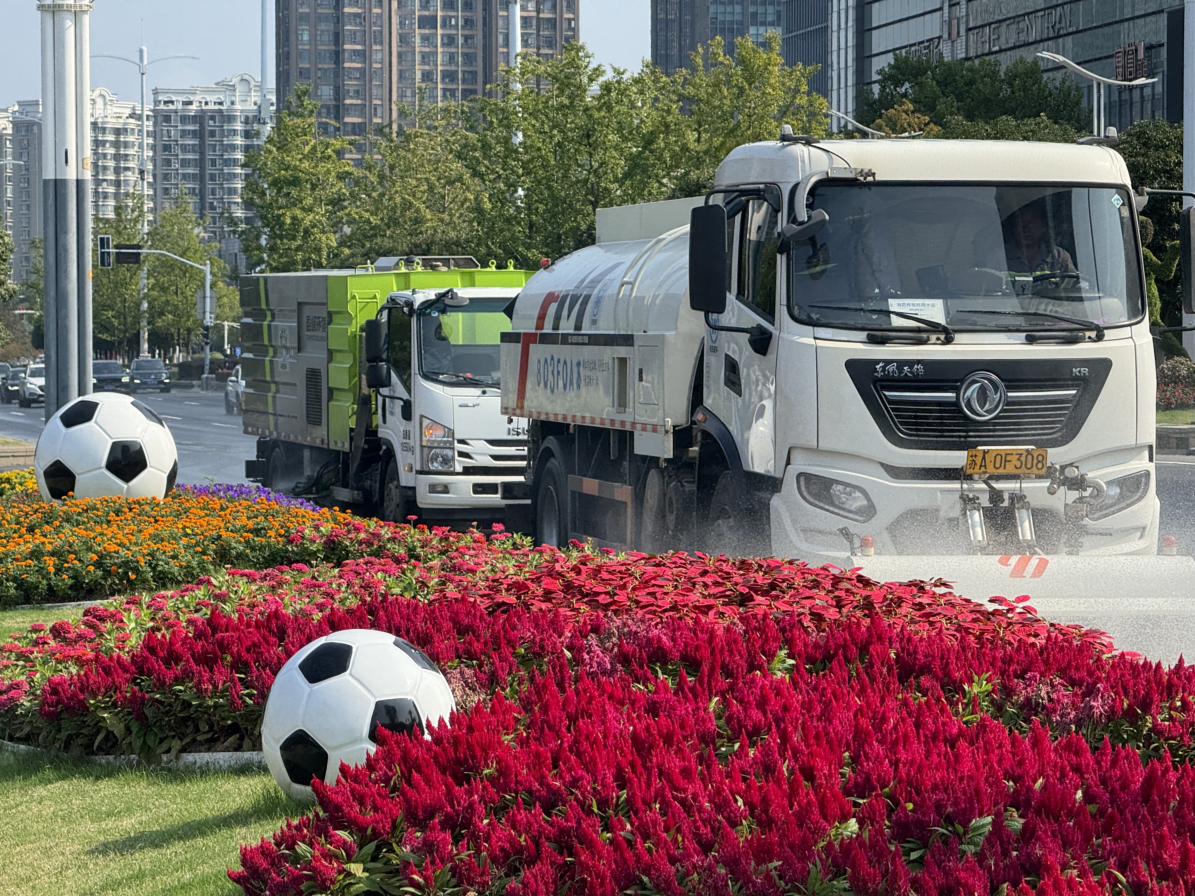 680余人次值守、超1万个车位供给!南京城管细致保障,让苏超南京主场 “畅” 且 “靓”