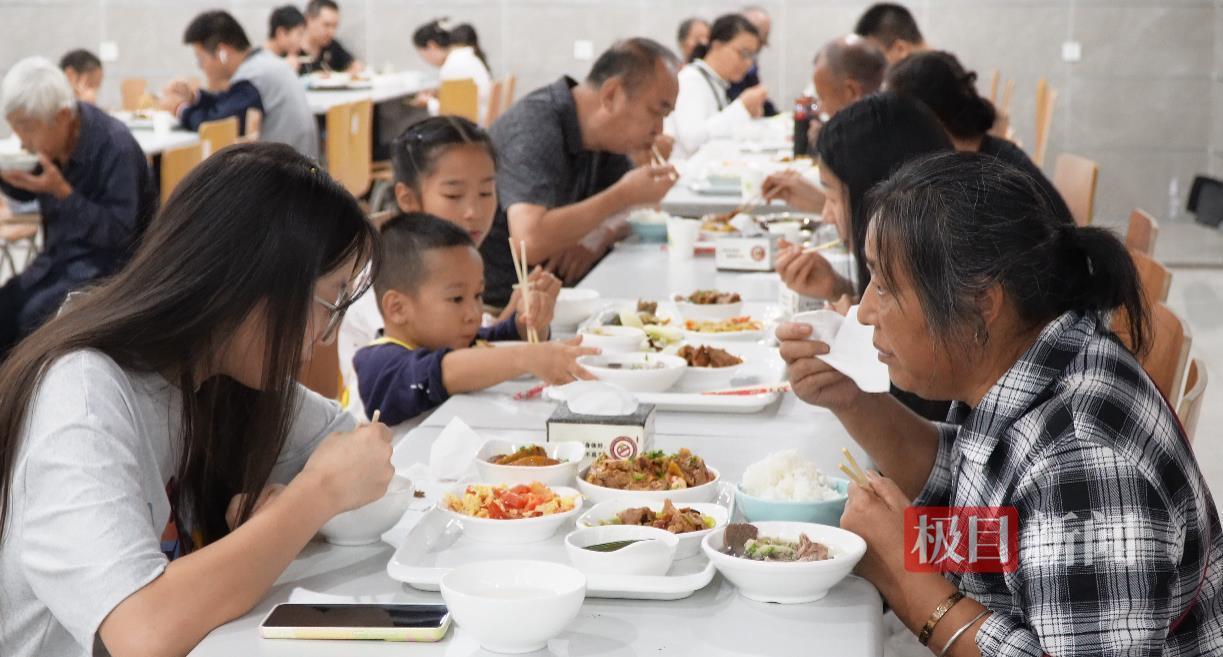 2700名游客国庆涌进荣昌区政府食堂：一顿吃了550斤米饭250斤卤鹅