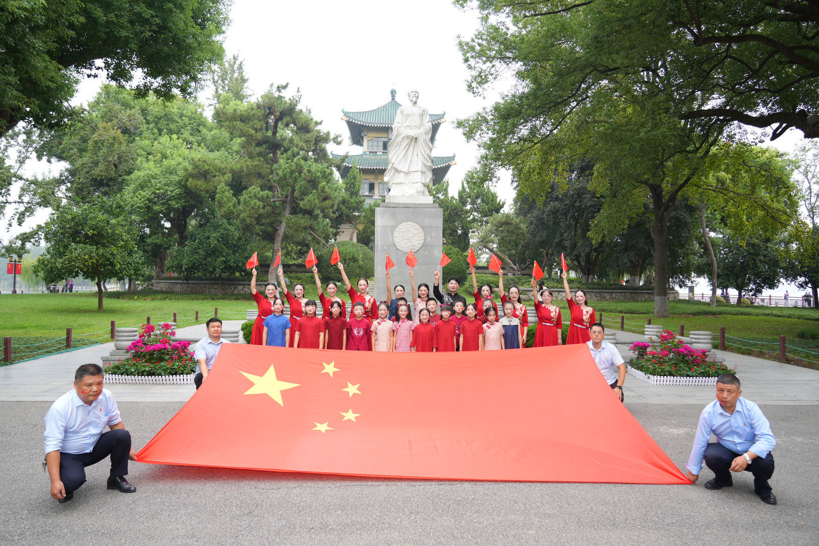 升旗游园歌盛世！这个国庆 东湖听涛这样为祖国庆生……
