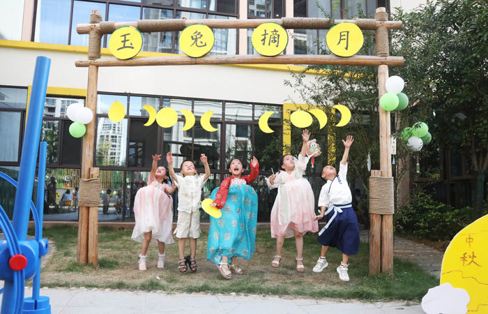 江西东乡：亲子游园迎中秋（图）