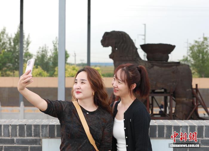 10月2日，在河北省沧州铁狮与旧城遗址公园，游客打卡留念。田博 摄