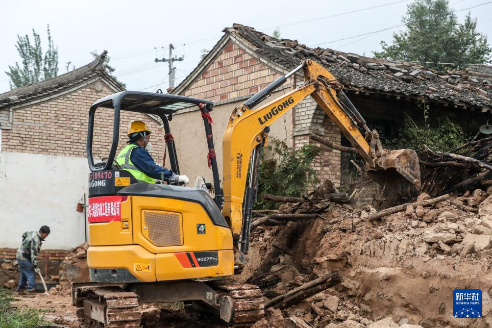 9月28日，在定西市漳县武阳镇汪家河村卢家屲社，中铁二十局市政工程有限公司抢险人员在进行清堵排险作业。