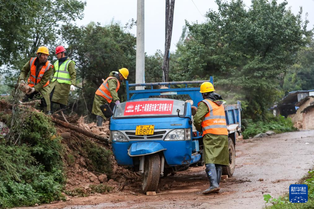 9月28日，在定西市漳县武阳镇汪家河村卢家屲社，中铁二十局集团市政工程有限公司抢险人员在进行清堵排险作业。