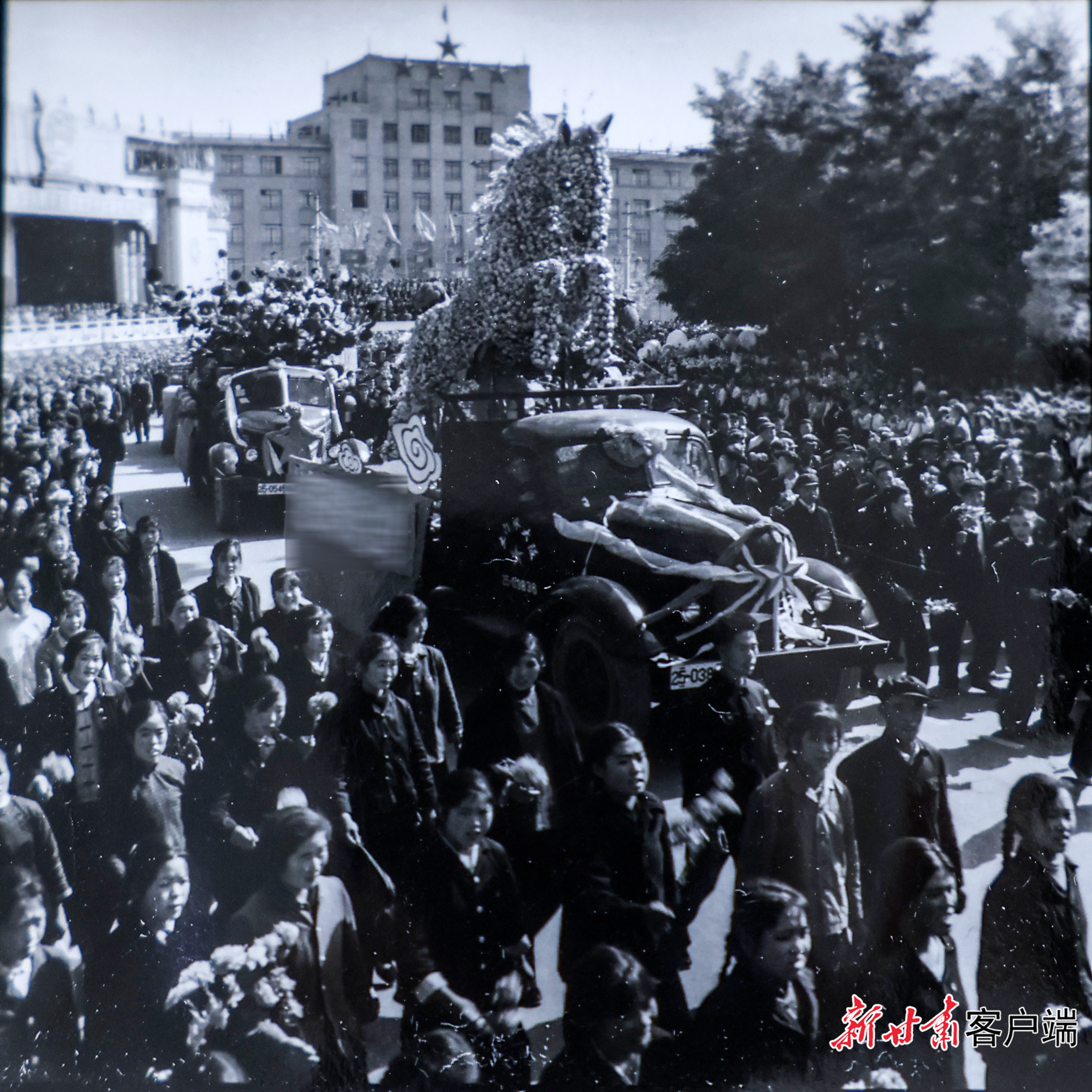 1965年10月1日，兰州市郊区人民公社的彩车。《甘肃日报》资料图