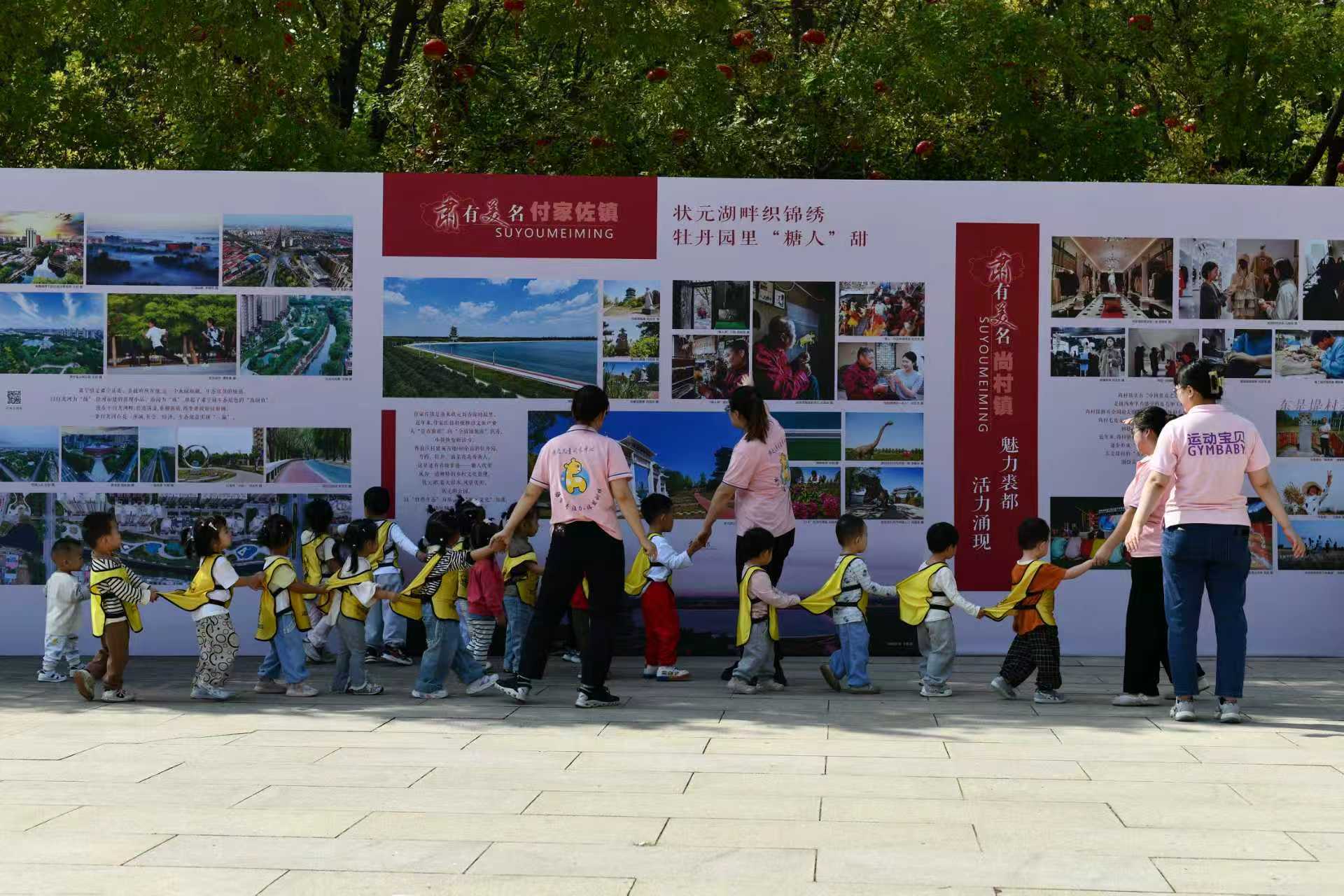 “小观众”。魏建通 摄