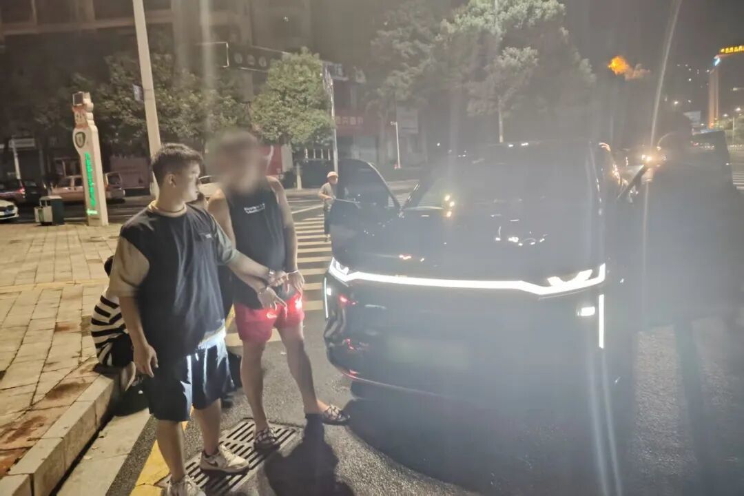 （违法人员指认作案现场）