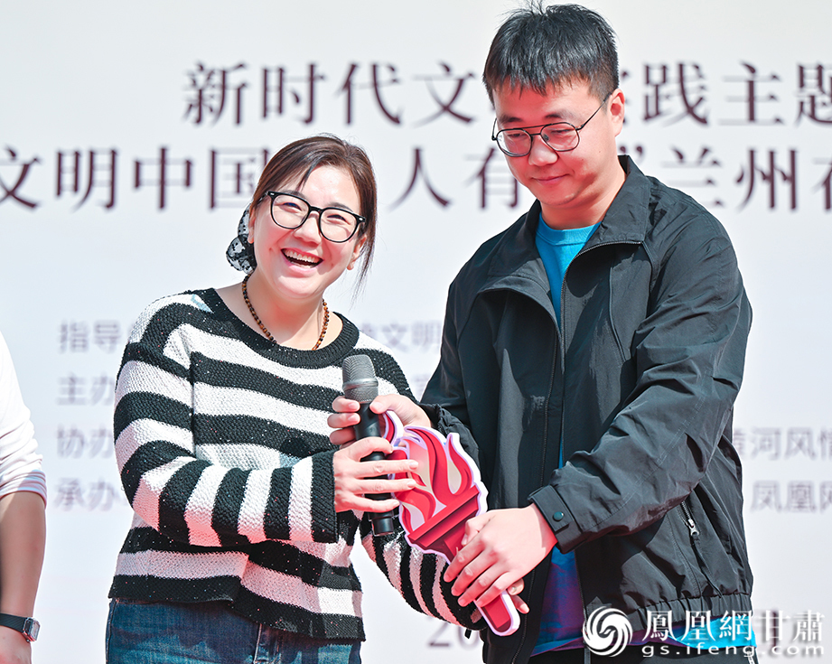 市民交接火炬，让文明火种持续传递。