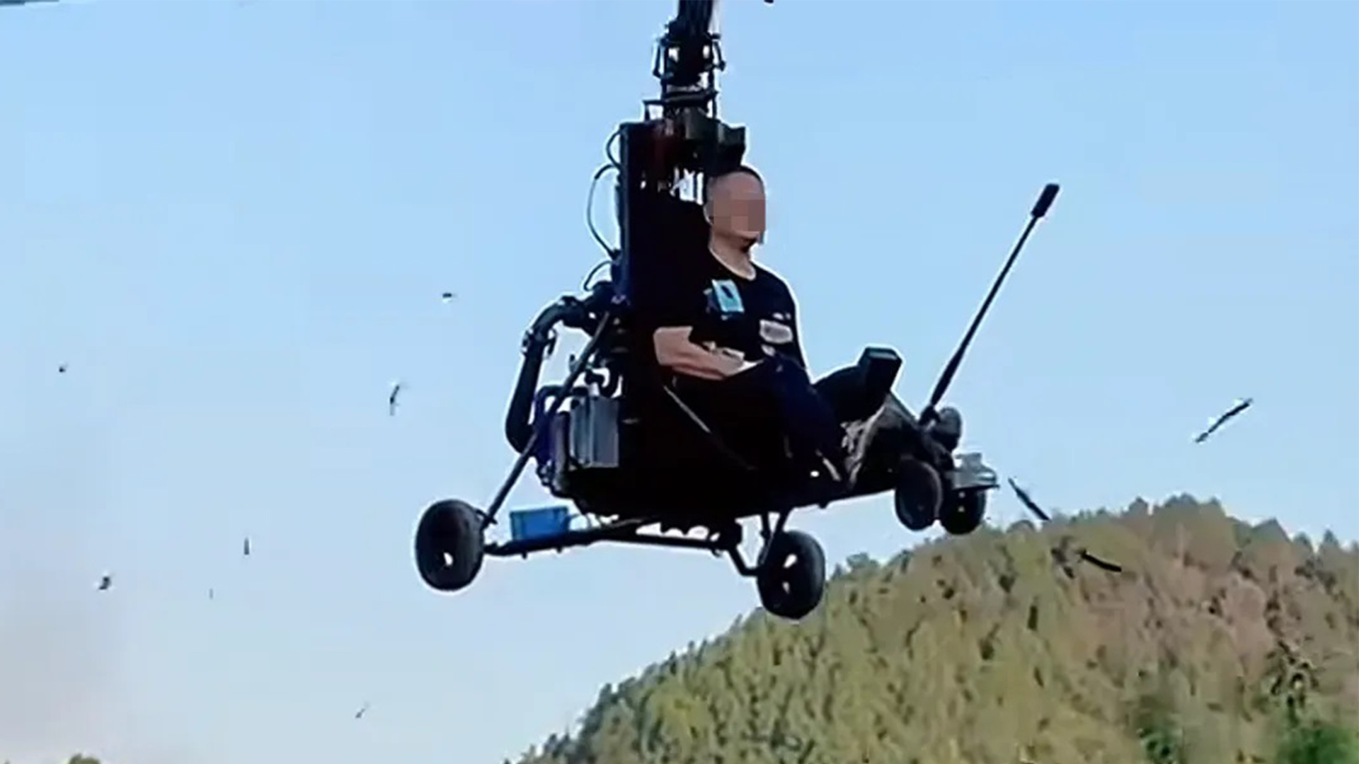 网红“唐飞机”驾超轻型飞机直播时突然坠机，村干部：已不幸身亡