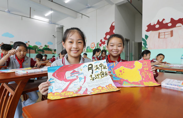 江西东乡：描彩绘 迎“双节”（图）