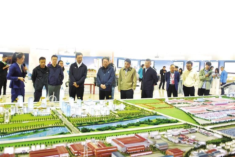 参观兰石集团　本版图片除署名外均由兰州新区报记者　霍鸿宇　摄