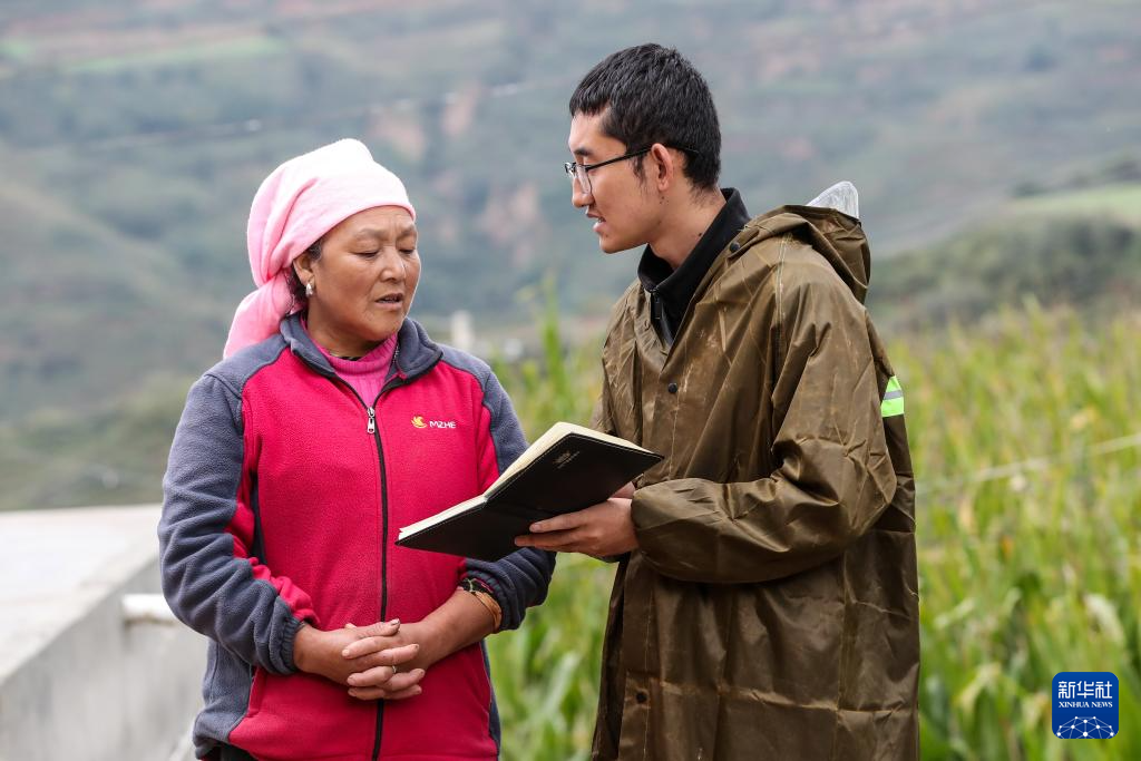 9月28日，在定西市漳县武阳镇汪家河村卢家屲社，乡镇干部登记转移安置人员信息。