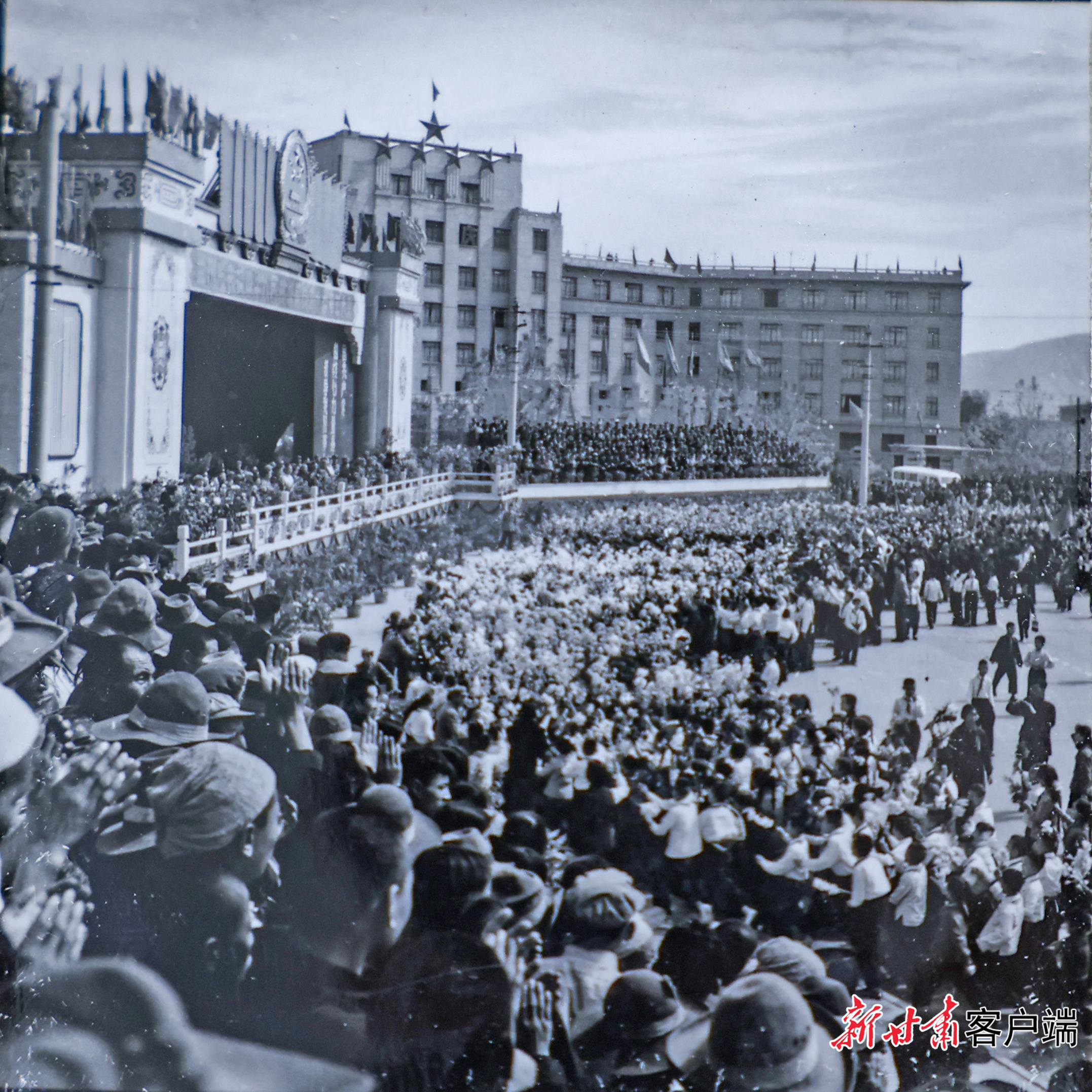 1965年10月1日，兰州市庆祝中华人民共和国成立16周年活动在盘旋路广场举行。《甘肃日报》资料图