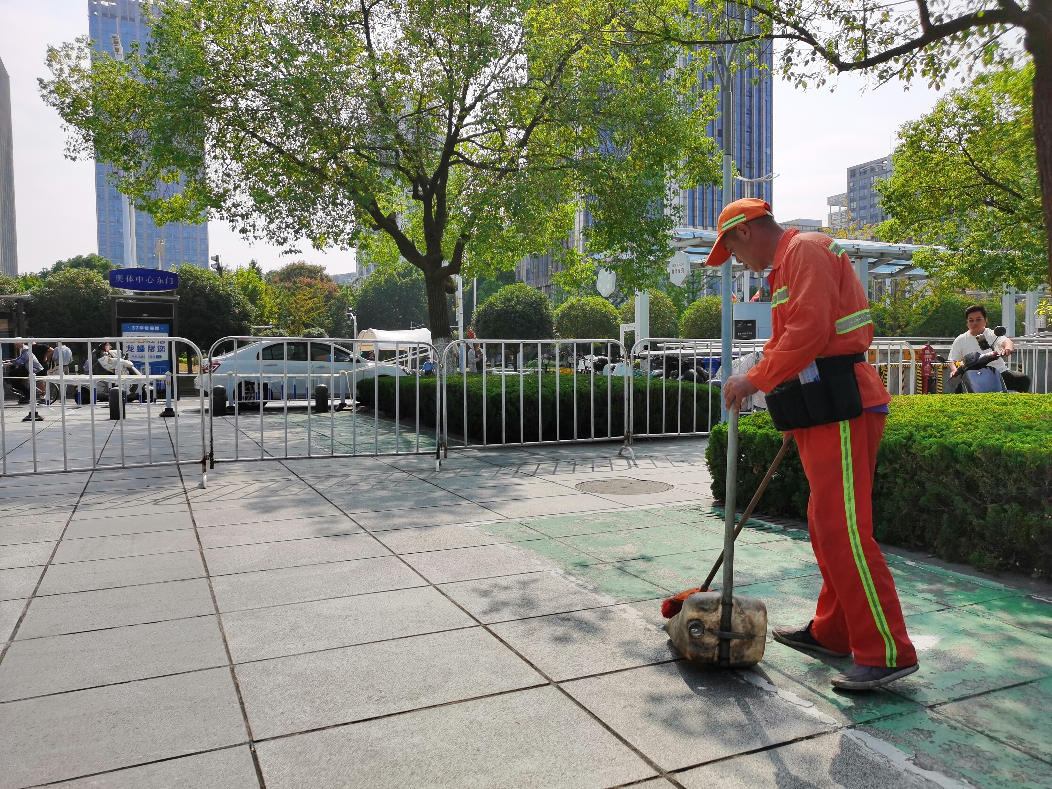 680余人次值守、超1万个车位供给!南京城管细致保障,让苏超南京主场 “畅” 且 “靓”