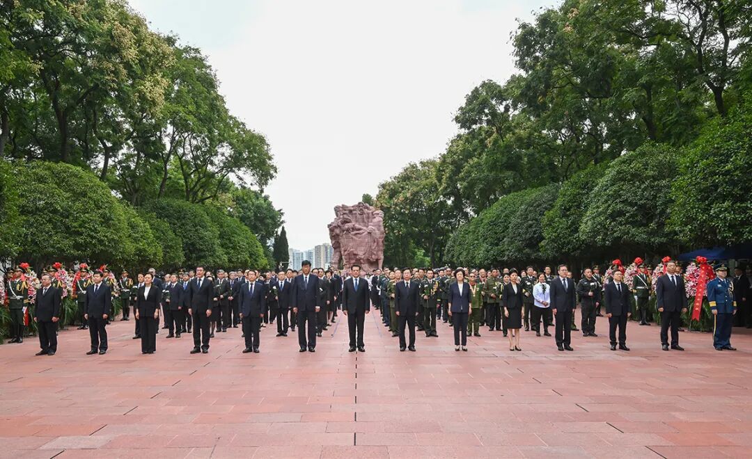 9月30日上午,我市在歌乐山烈士陵园隆重举行社会各界向英雄烈士敬献花篮仪式。记者 苏思 摄/视觉重庆