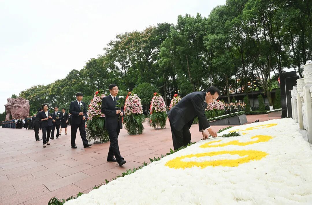 9月30日上午,袁家军、胡衡华、王炯、程丽华等向英雄烈士敬献鲜花。记者 苏思 摄/视觉重庆
